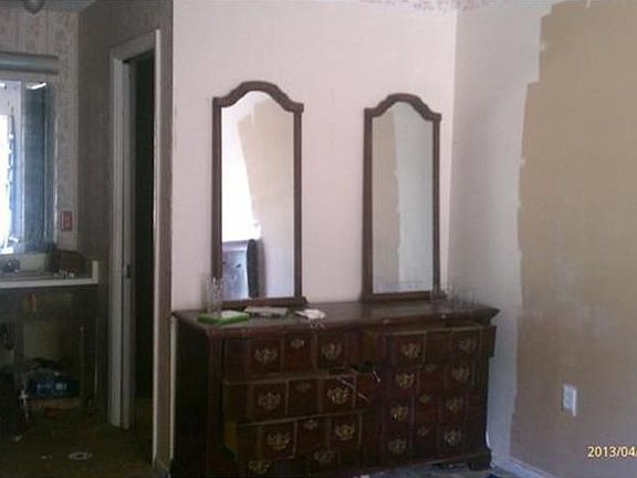 3rd image of 1305 E Lakeview Ave