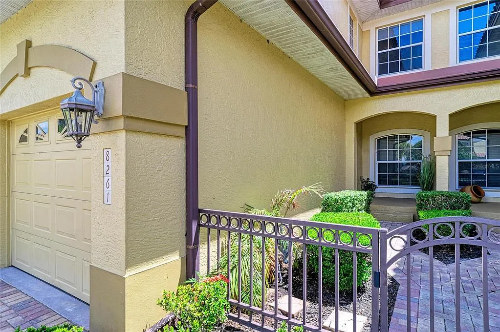 3 bed, 2.0 bath, 1812 sqft, $2,600 — Photo 2