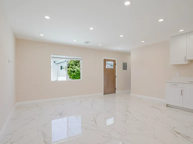 6550 Beeman Ave — Photo 4