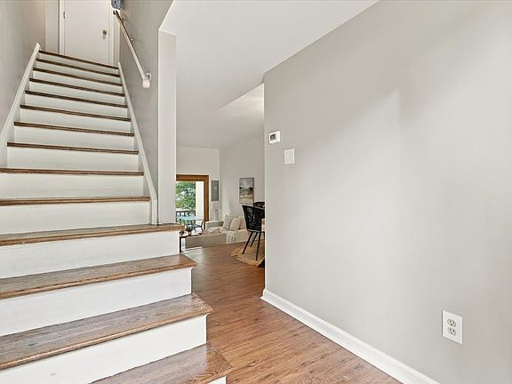3rd image of 640 Carriage Cir