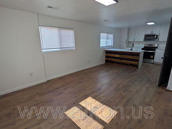 4th image of 949 Perry Hwy #2