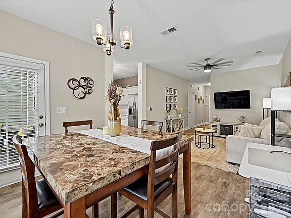 4th image of 334 Bridal Veil Dr