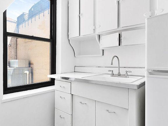 4th image of 161 W 16th St APT 7C