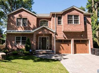 450 Greenway Dr, Leonia, NJ 07605