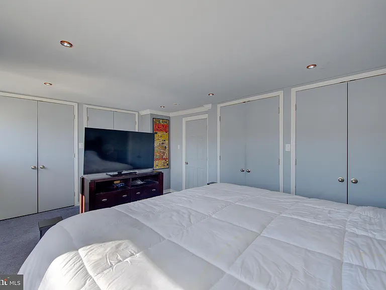 1119 W Master St — Photo 12