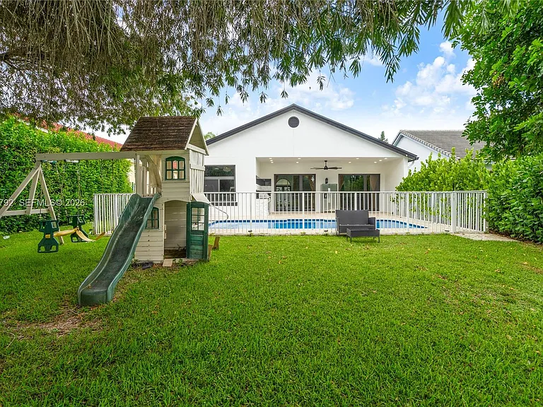 758 Lake Wellington Dr — Photo 33