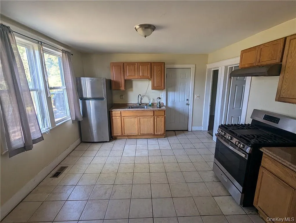 4 bed, 1.0 bath, 1184 sqft, $2,200 — Photo 3