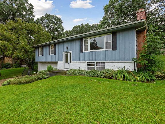 2nd image of 2101 Manor Dr