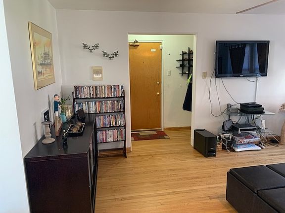3rd image of 2439 W Farragut Ave