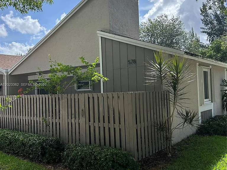 578 Woodgate Cir #E — Photo 1
