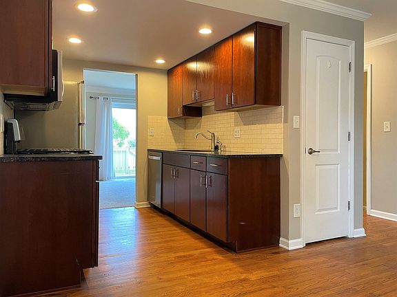 4th image of 2575 Olde Hill Ct N