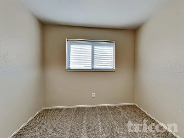 711 Darnel Dr — Photo 9