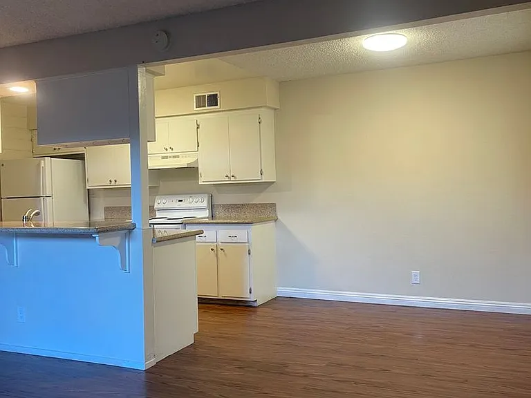 3260-3276 3306 Alexander Dr — Photo 4