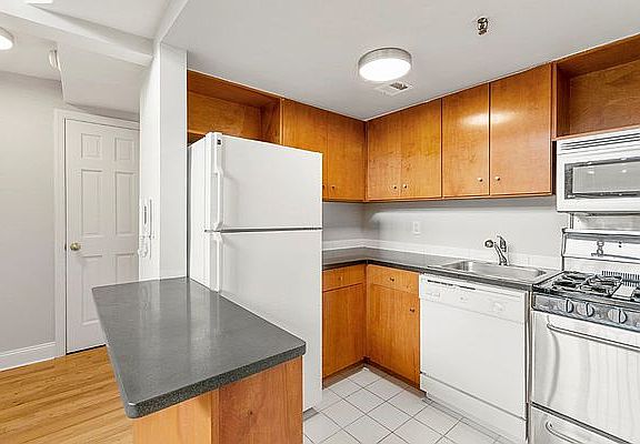 4th image of 234 E 18th St APT 7
