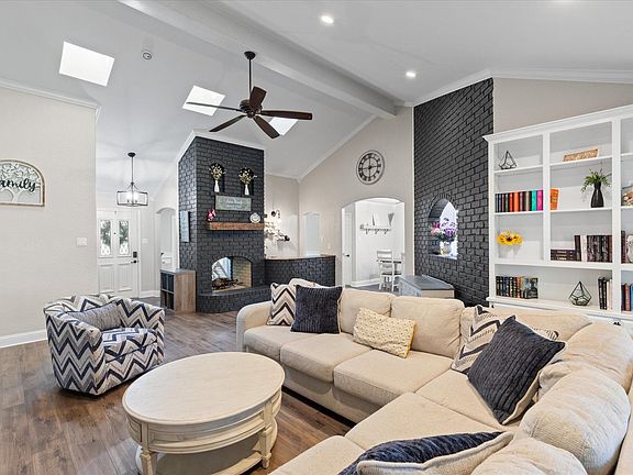 3rd image of 1212 Marigold Ln