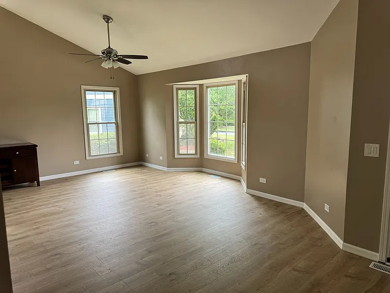 2404 Kenmore Ct — Photo 6