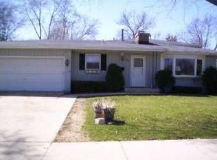 992 N Edgelawn Dr, Aurora, IL 60506