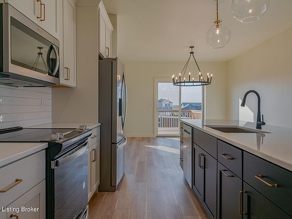 3rd image of 3385 Cody Dr