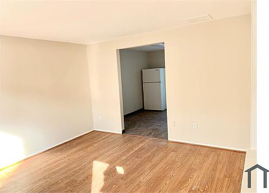 4th image of 663 S Shore Ct