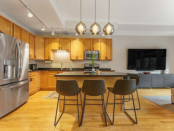 3rd image of 4806 N Milwaukee Ave APT 2W