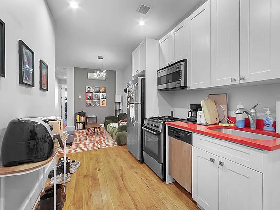 5th image of 1346 Hancock St APT 1R