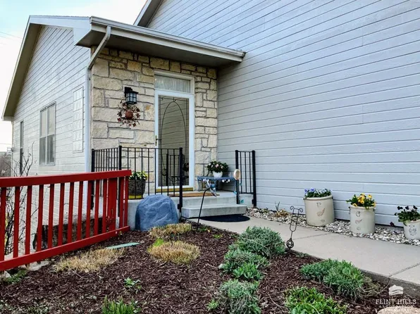 2047 Stephen Ct, Manhattan, KS 66503