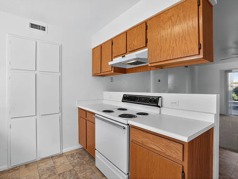 1048 N Old Chisholm Trl #B — Photo 4