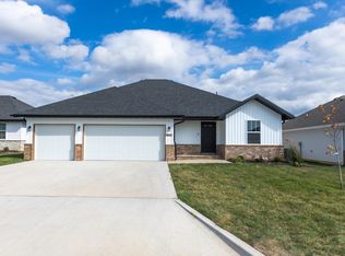877 S Parkside Cir, Nixa, MO 65714