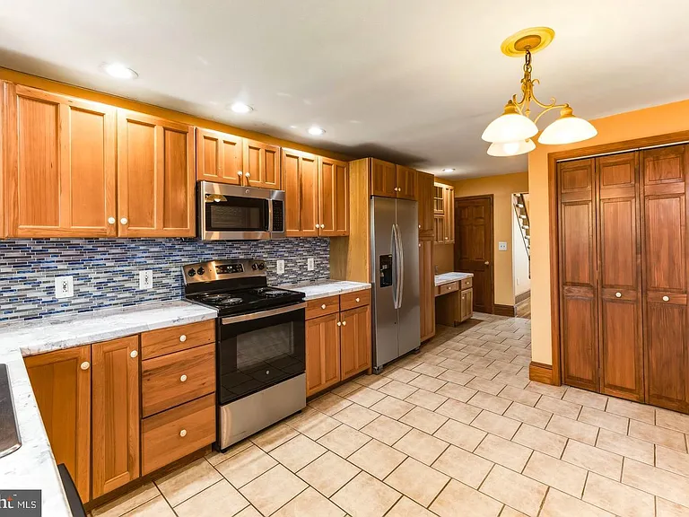 466 Logan Ave — Photo 9