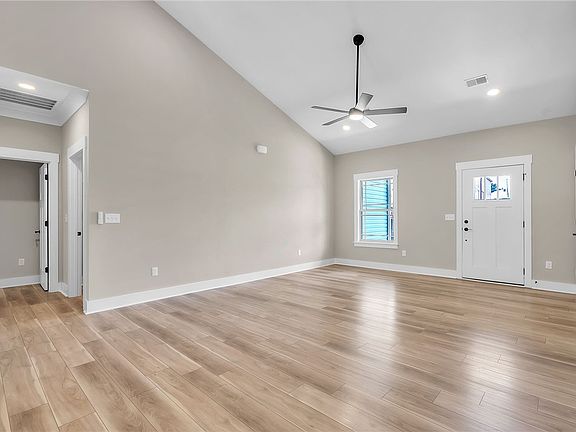 4th image of 110 Saluda St
