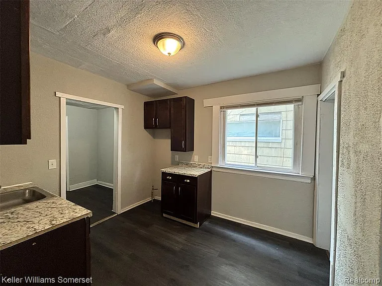 242 Ferris St — Photo 6