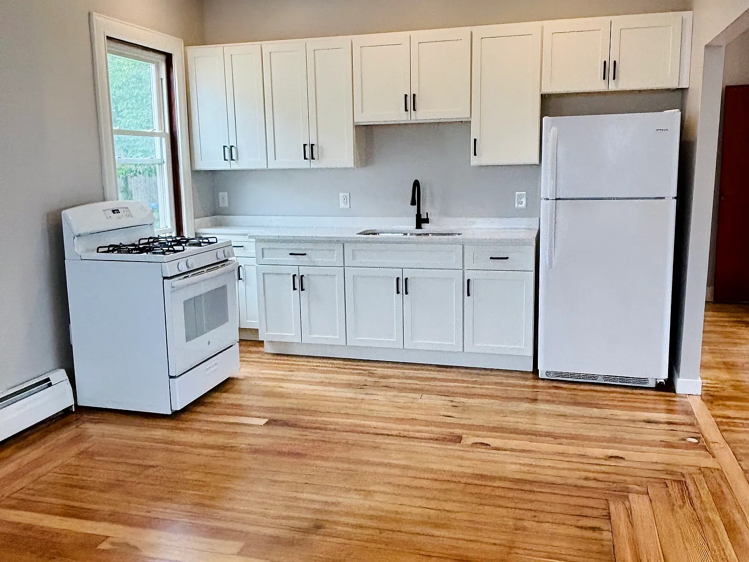 2 bed, 850 sqft, $1,600 — Photo 2