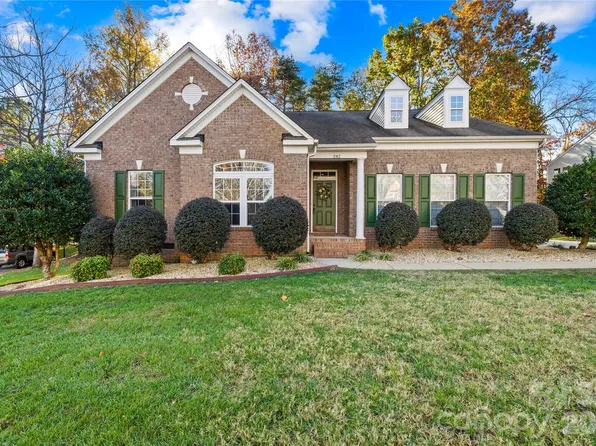 242 Squirrel Ln, Lake Wylie, SC 29710