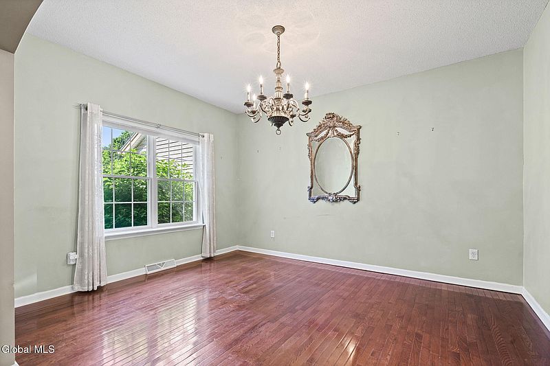 5th image of 8 Sedgewyck Drive