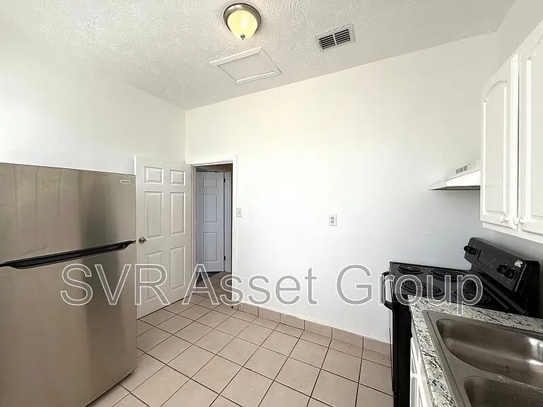 11 E 7th St #1 — Photo 6