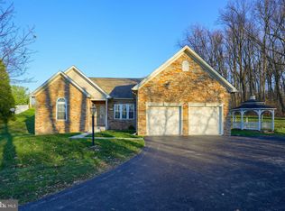 1025 Cranberry Ln W, York, PA 17402