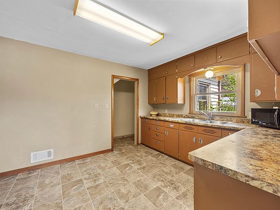 3rd image of 430 2nd St SE