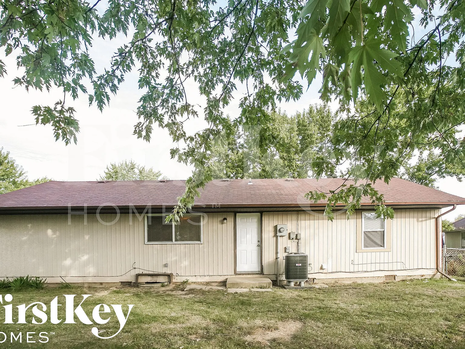 4 bed, 1.0 bath, 912 sqft, $1,570 — Photo 1