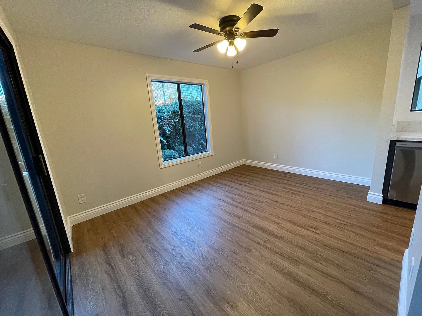 Beautiful And Spacious 3 Bed Condo In Sylmar — Photo 3