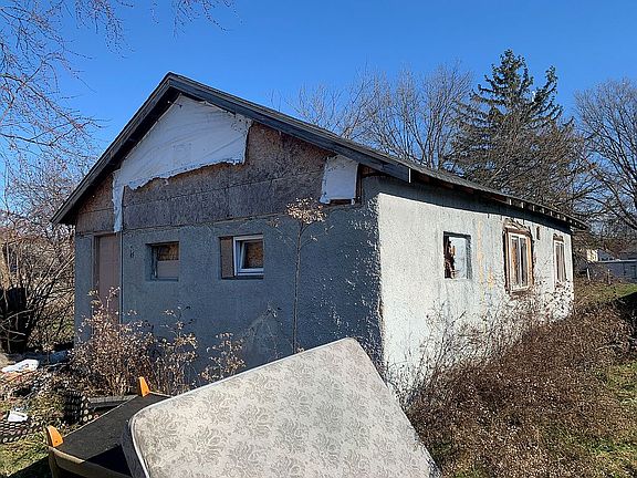 3rd image of 2247 Hiawatha Park Dr
