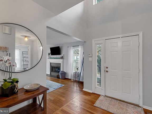 2nd image of 30 Essex Ct