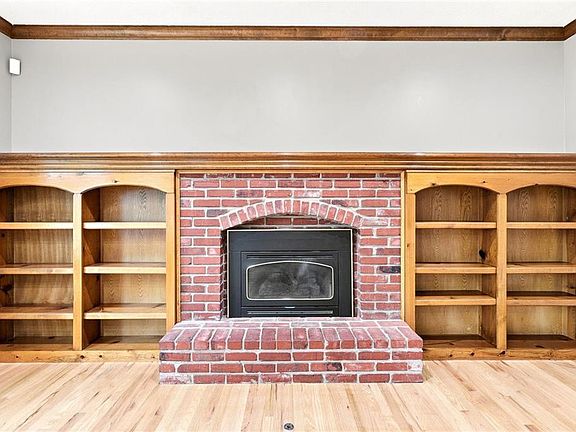 3rd image of 608 NE Ashmont Pl