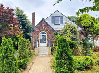 40 School St, Malverne, NY 11565