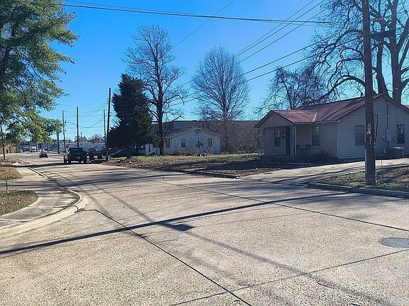4th image of 813 Dixie St