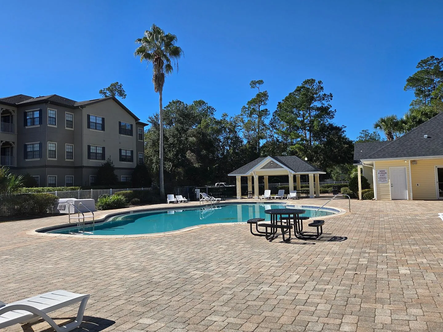 2 Bedroom / 2.5 Bathroom Townhome Magnolia Place — Photo 3