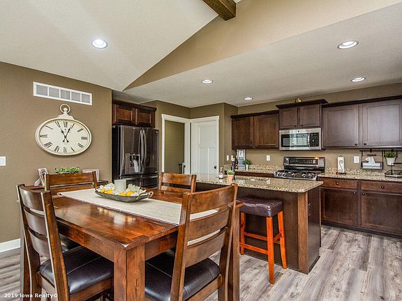 4th image of 814 NE Cherry Plum Dr