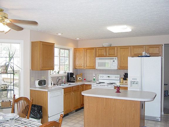 great kitchen w/dinette