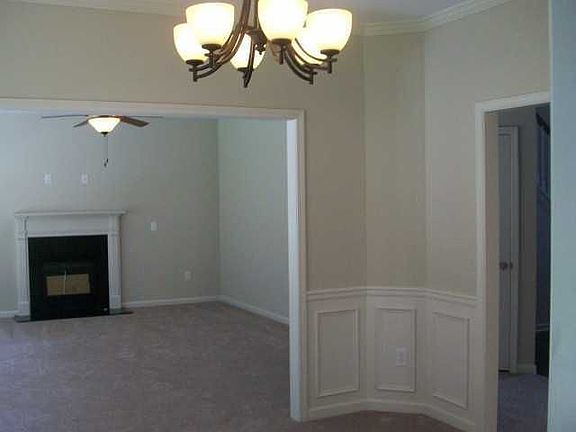 4th image of 2540 Freemont St