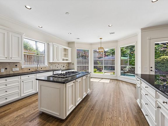 3rd image of 1110 Anderson St