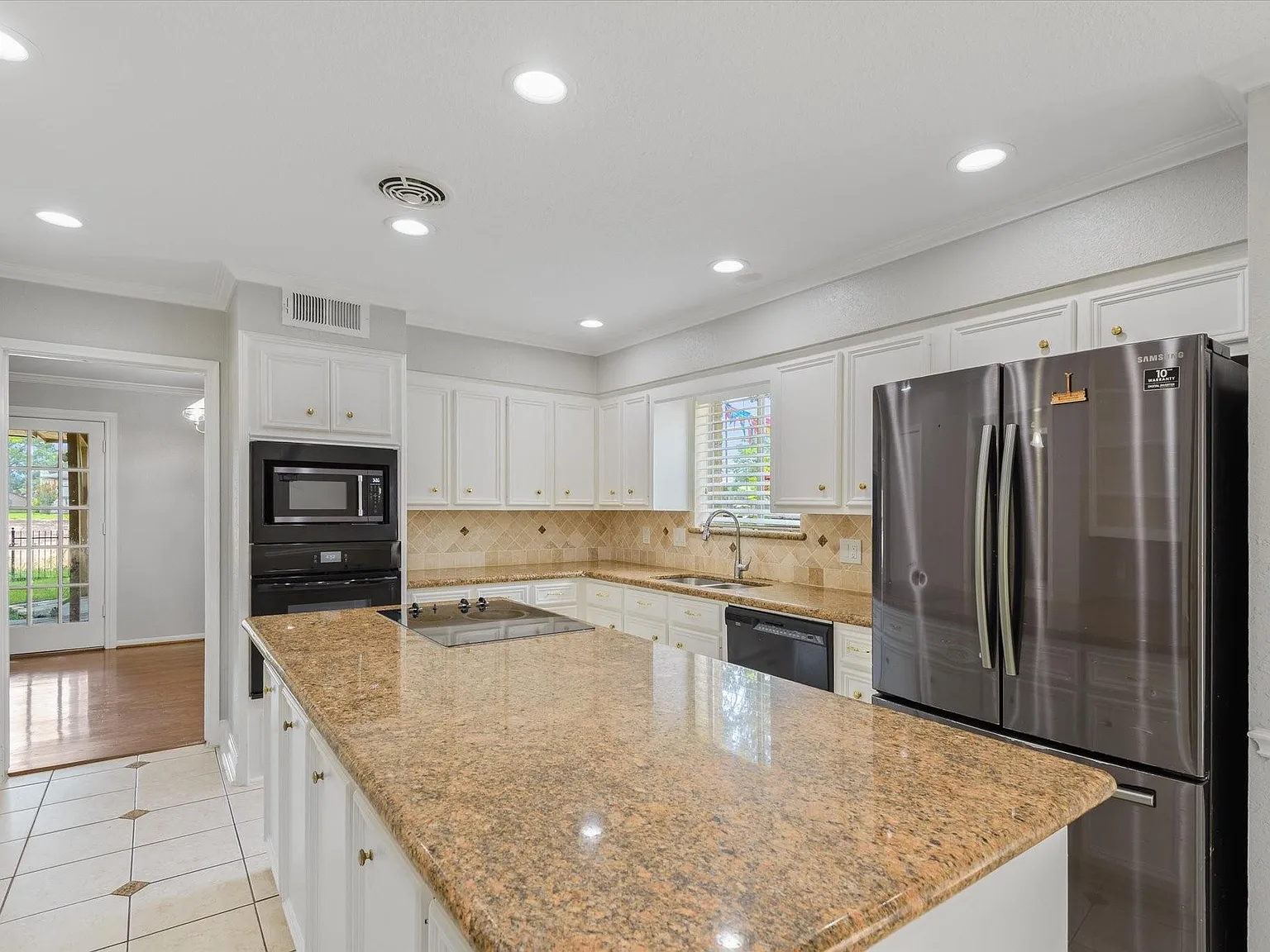 3 bed, 2.5 bath, 2648 sqft, $2,300 — Photo 4